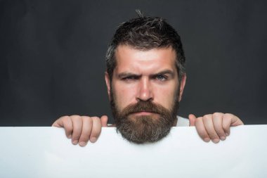 Adam ya da siyah arka plan üzerine sakallı adam