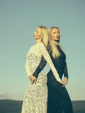 Siyah ve beyaz elbise giyen kadınlar.