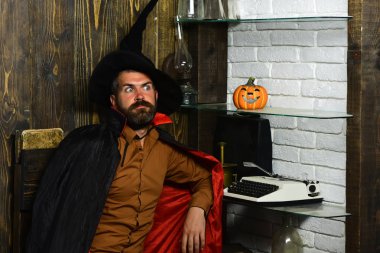 Kabak, daktilo, kitaplar raflarda oturup Cadılar Bayramı Sihirbazı