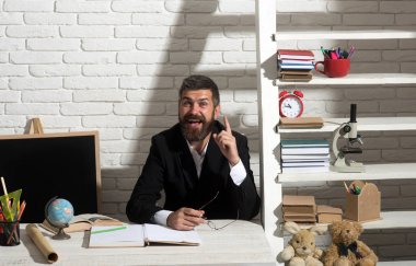 Profesör ile mutlu yüz fikir sahip olmak. Öğretmen ve okul malzemeleri