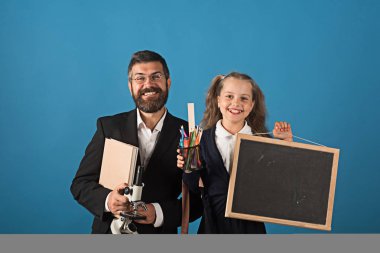 Öğretmen ve öğrenci gülümseyen yüzler üzerinde mavi arka plan ile