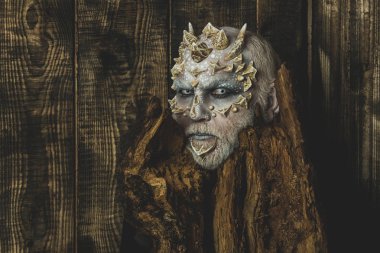 Cin kafasına boynuzlarıyla