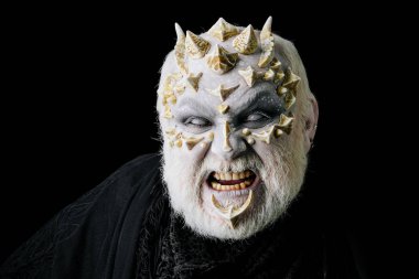 Dragon cilt ve gri sakal ile kötü yüzü.