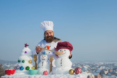 Mutlu adam kardan adam kaşıkla besleme