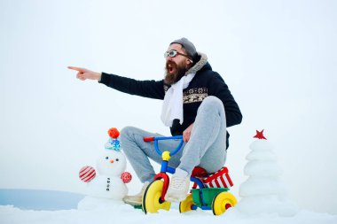 Hipster pilot gözlük ve şapka işaret parmağı