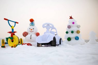 Kardan adam ve kar xmas ağacı üzerinde beyaz gökyüzü