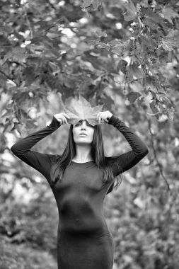 akçaağaç yaprağı ile kadın