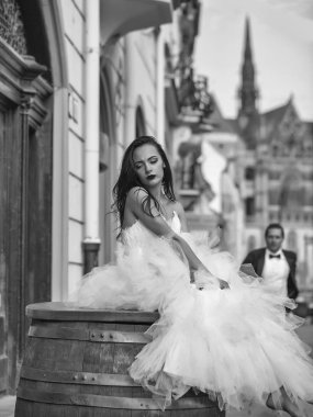 Ahşap varil üzerinde güzel gelin