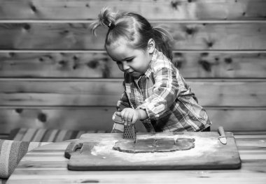 şirin çocuk Kareli gömlekli un ile hamur ve pişirme