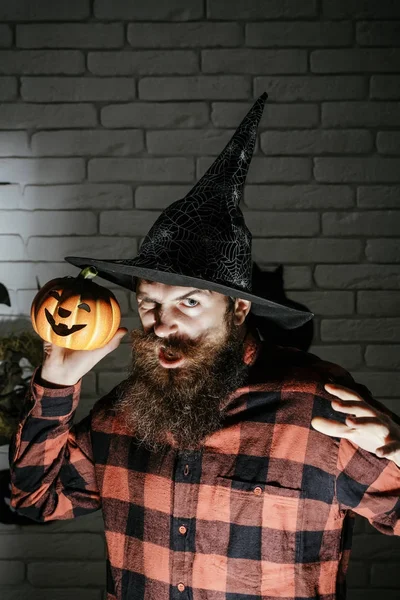 Homem de Halloween com abóbora na escuridão — Fotografia de Stock