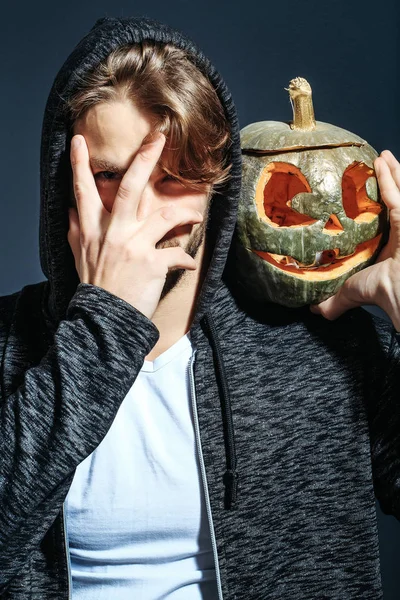 Sexy halloween hombre con calabaza — Foto de Stock