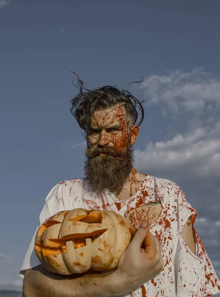 Hipster zombie di Halloween con barba insanguinata e sangue rosso — Foto Stock