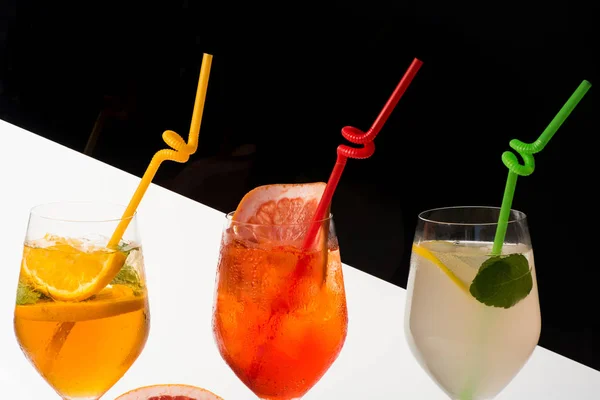 Cocktails på svart bakgrund. — Stockfoto