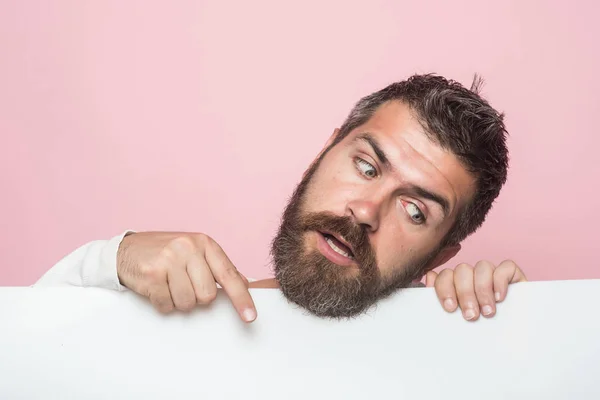 Hombre o barbudo sobre fondo rosa . —  Fotos de Stock