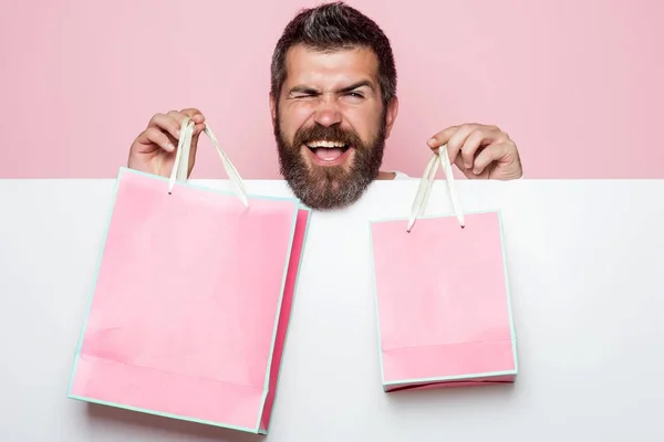 Άνθρωπος με μακριά γενειάδα με ροζ τσάντα για ψώνια. — Φωτογραφία Αρχείου