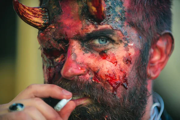 Cadılar Bayramı şeytan kırmızı kan ve yüz cildi yaralar