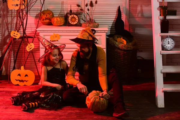Père et fille avec décor d'Halloween. Concept de fête d'Halloween — Photo