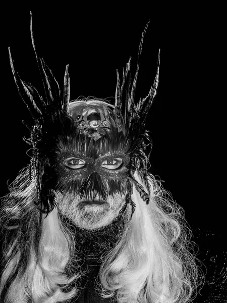 Erkek sakallı yüzü maskeli