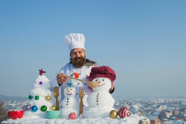 Gelukkig man voederen van sneeuwmannen met lepel — Stockfoto