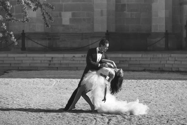 Hochzeit sexy Paar tanzt sonnig im Freien — Stockfoto