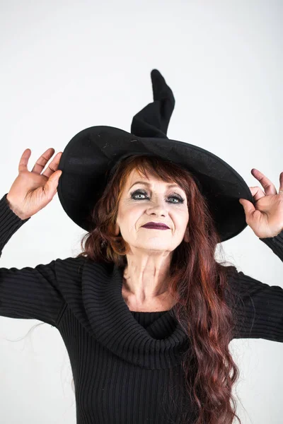 Halloween anciana en sombrero de bruja . — Foto de Stock