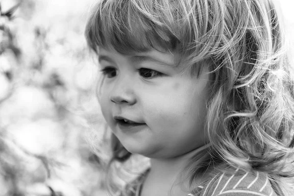 Çiçeği ile küçük çocuk