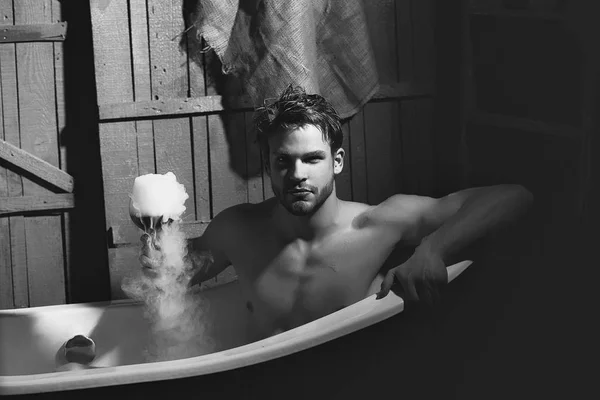 Banyo cam olan adam — Stok fotoğraf