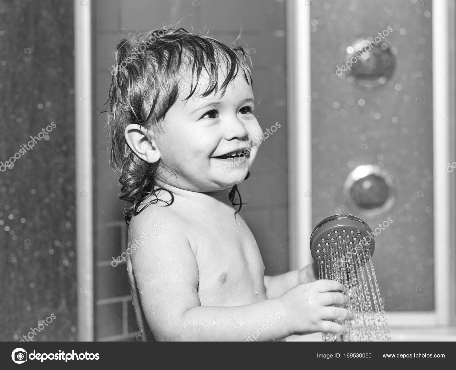 Niño en la ducha fotos de stock, imágenes de Niño en la ducha sin royalties