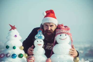 Kış günü Noel Baba şapkalı mutlu hippi