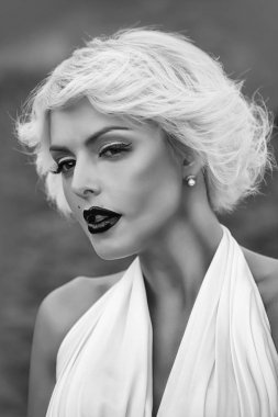 Şehvetli sarışın portre