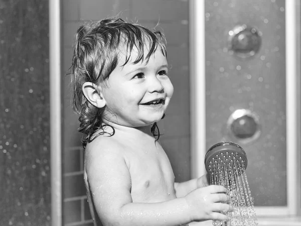 Menino pequeno no chuveiro — Fotografia de Stock