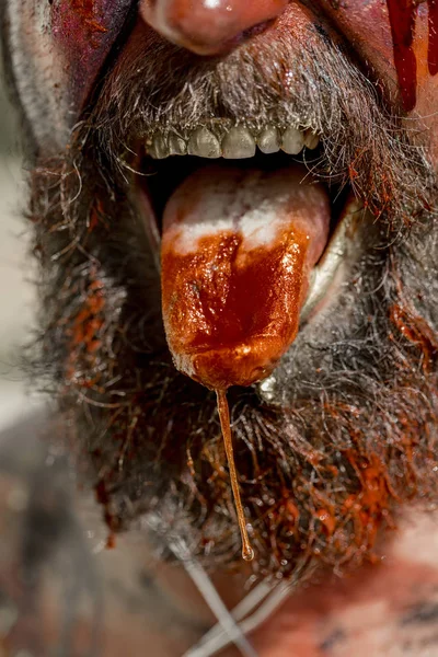 Lengua de Halloween sangrando con sangre roja y saliva —  Fotos de Stock