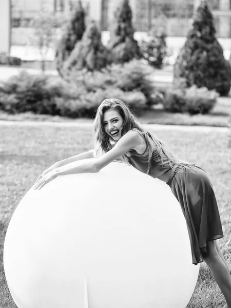 Frau mit großem Ball — Stockfoto