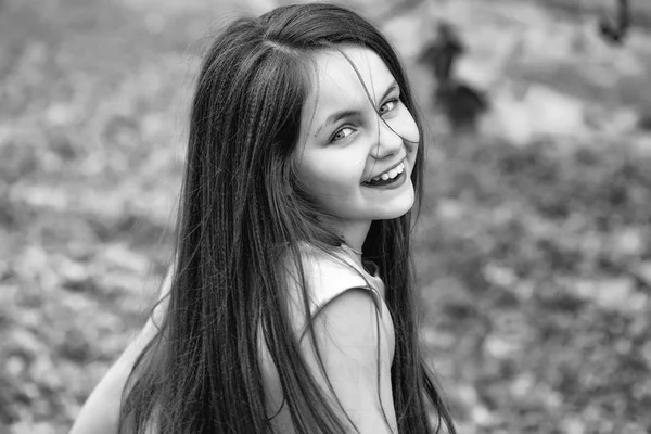 Pequena menina sorridente ao ar livre — Fotografia de Stock