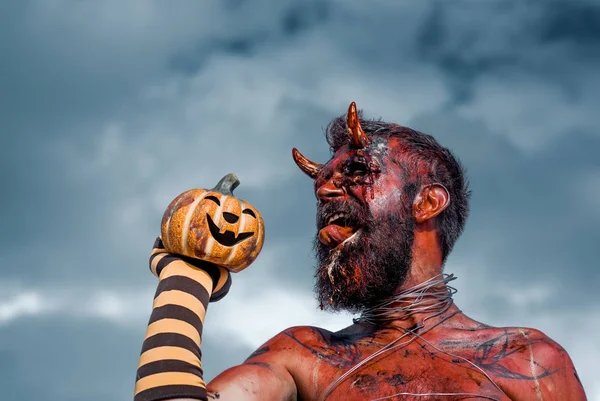 Cadılar Bayramı ejderha jack o fener ile