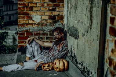 Cadılar Bayramı adam ve kabaklar çatı üzerinde