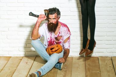 Cadılar Bayramı zombi adam kabak, balta ve kadın bacakları sakallı