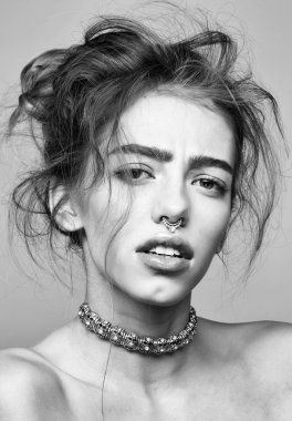 Çıplak omuz ile güzel kız