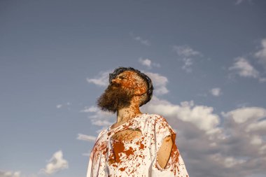 Cadılar Bayramı zombi gri gökyüzü üzerinde kan izi ile yırtık tshirt