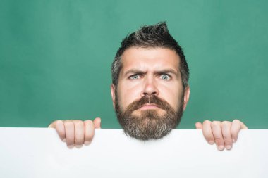 Adam uzun sakal ve bıyık.