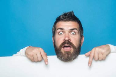 Adam uzun sakal ve bıyık.