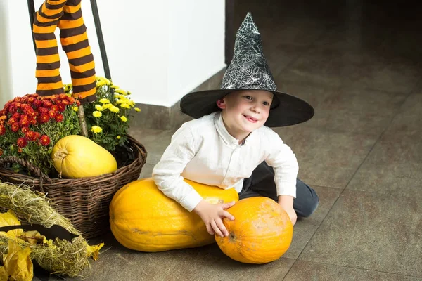 Halloween criança com rosto feliz . — Fotografia de Stock