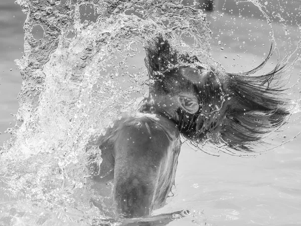 물이 튀는 젊은 남자 — 스톡 사진