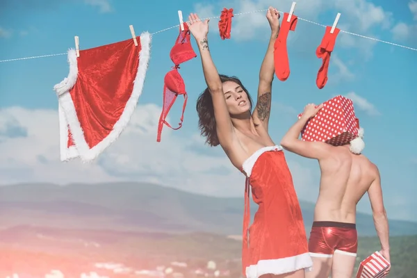 Navidad hombre y mujer familia al aire libre . —  Fotos de Stock