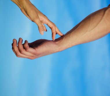 Erkek kol cilt damarlı dokunmadan parmaklar