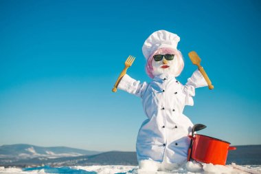 Tahta kaşık ve çatal ile kardan adam aşçı.