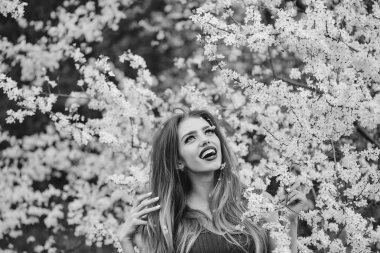 Çiçeği güzel kız