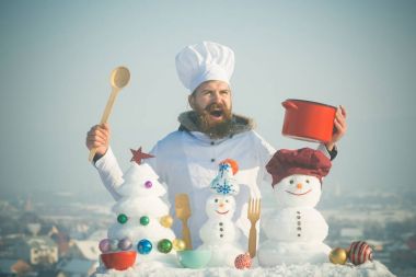 Hipster Şef şapkalı bağırıyor ve kış gününde üniforma