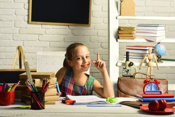 Elev med böcker och skolan levererar på vit vägg bakgrund — Stockfoto