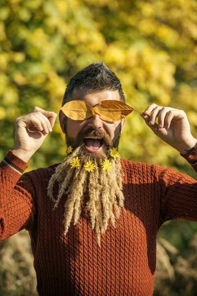 Хипстер или бородатый парень осенью на природе — стоковое фото
